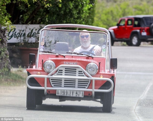 3290176F00000578-3510029-Cruisin_Letterman_relaxed_as_he_sat_behind_the_wheel_of